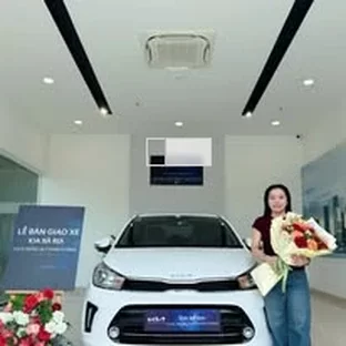 Kia Vũng Tàu - Khách hàng nhận xe sau khi hoàn tất thủ tục.