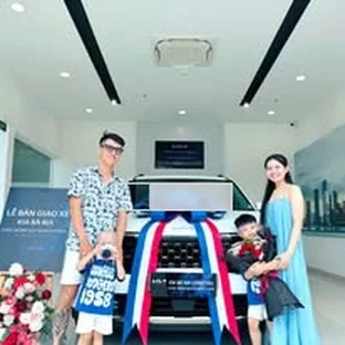 Kia Vũng Tàu - Khách hàng nhận xe sau khi hoàn tất thủ tục.